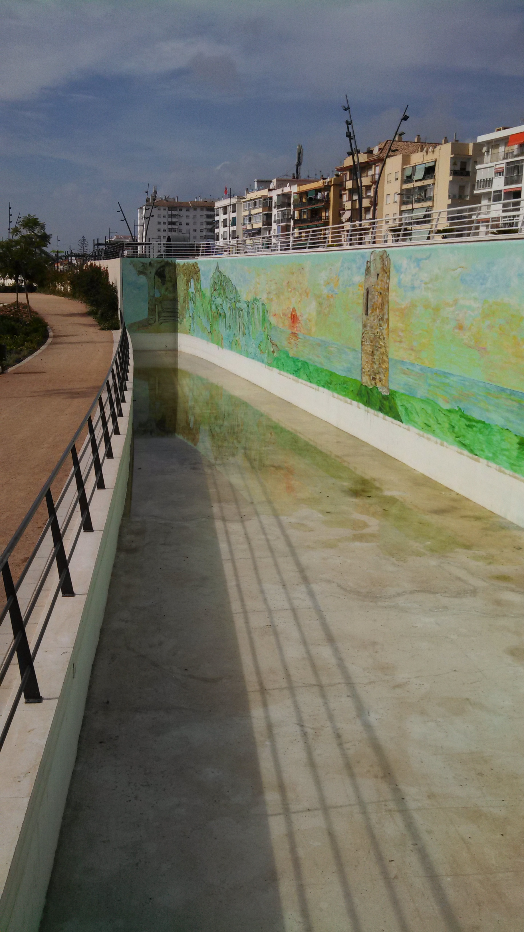 Painting to make murals in pools