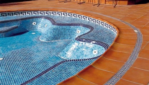 How and with what materials to paint or varnish a tile or tile pool?